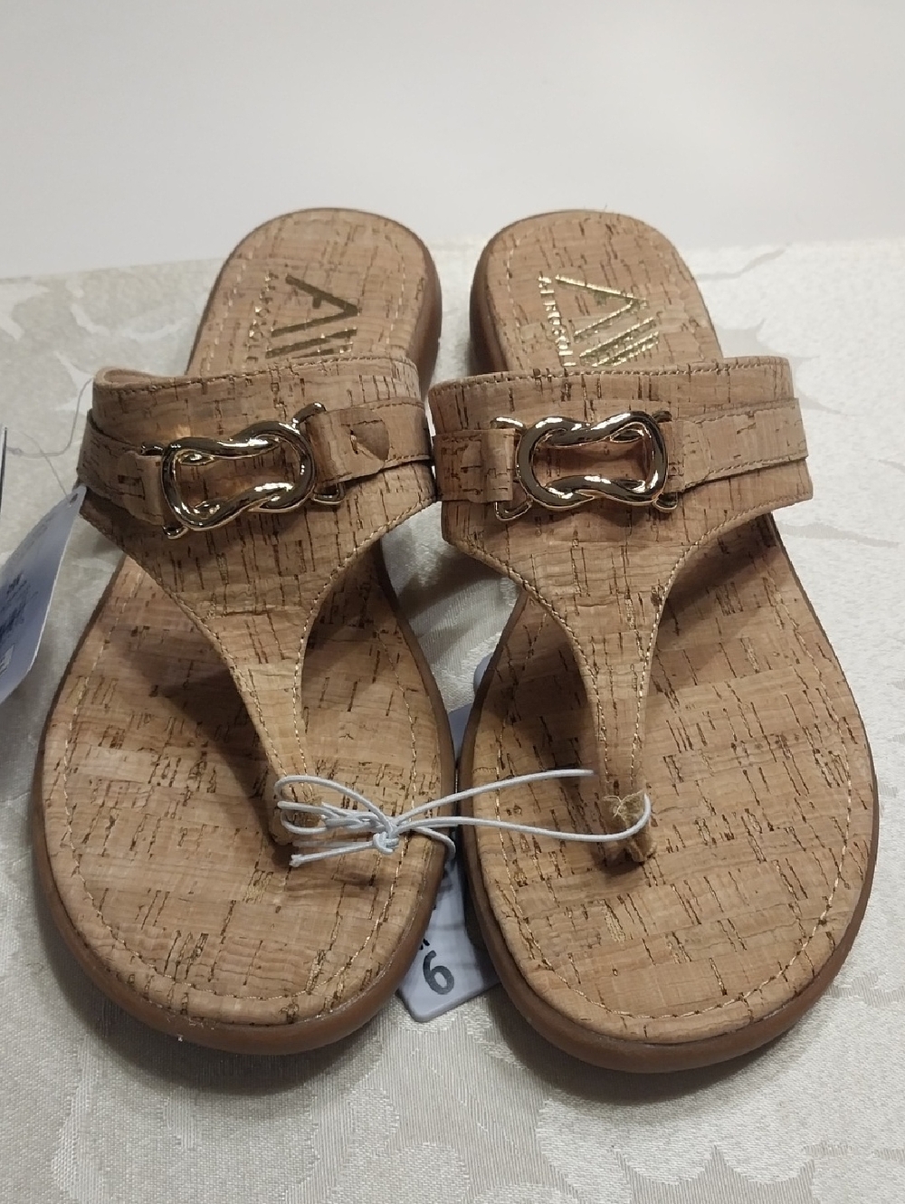 Aerosoles NWT Toe Thong Sandals Size 9W Beige Gold Cushioned Footbed Rubber Sole